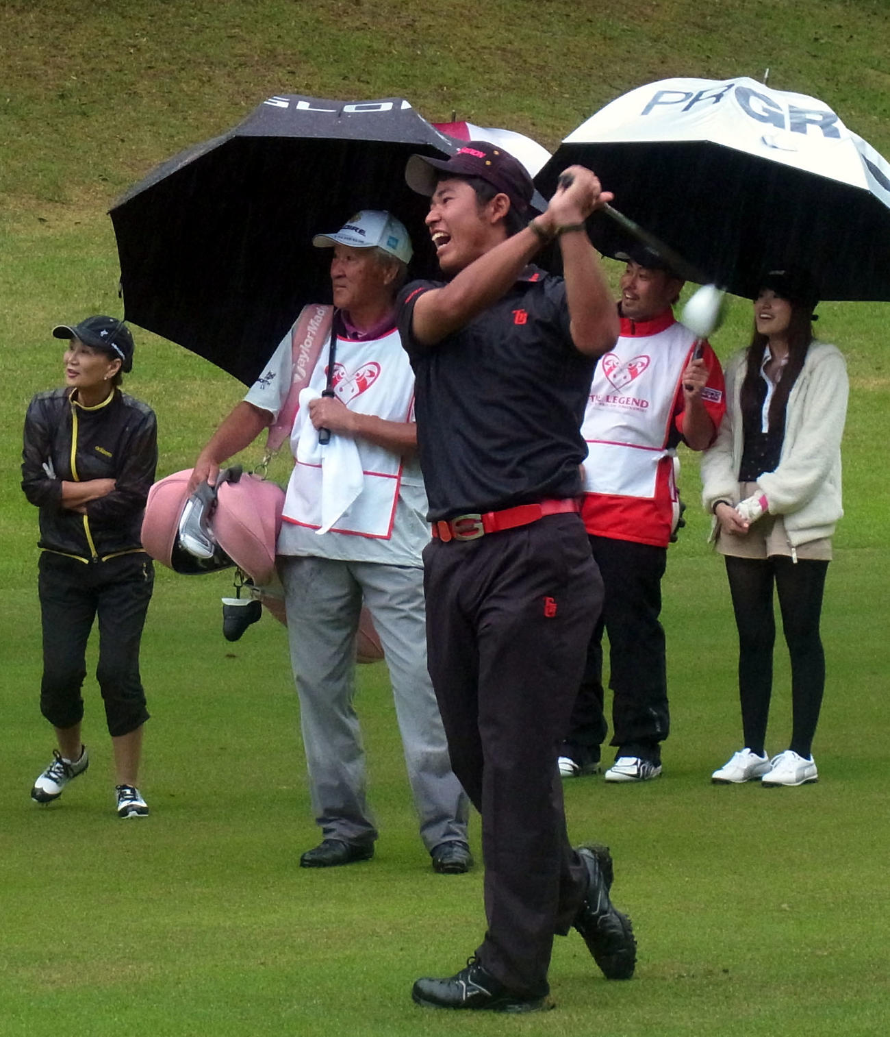 2013年のザ・レジェンド・チャリティプロアマ　松山は競技終了後、選手夫人のコンペに、青木夫人チエさんの「代打」として登場したが、慣れない女性用クラブでミスショット（2013年5月10日撮影）