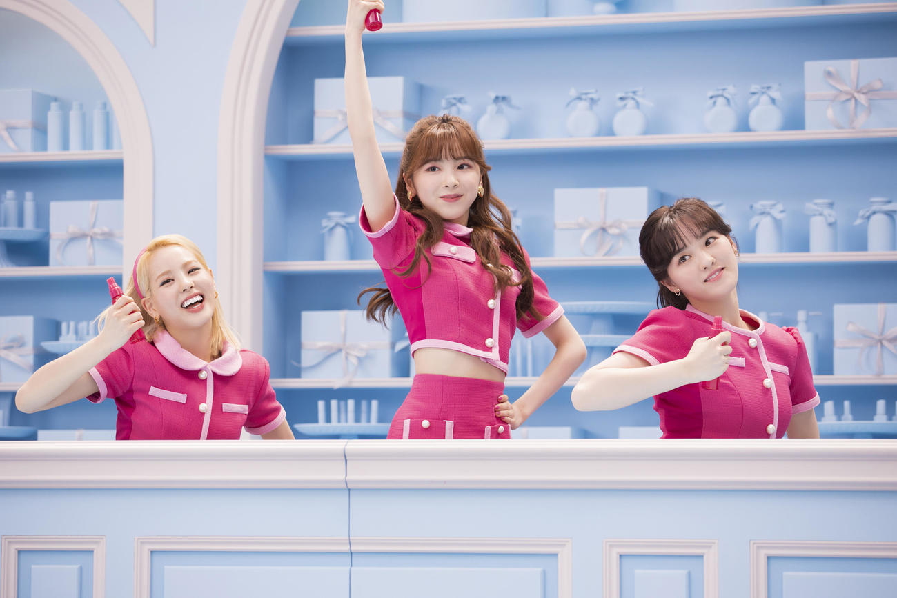 新CMに出演するNiziU。左からMAKO、MIIHI、RIO