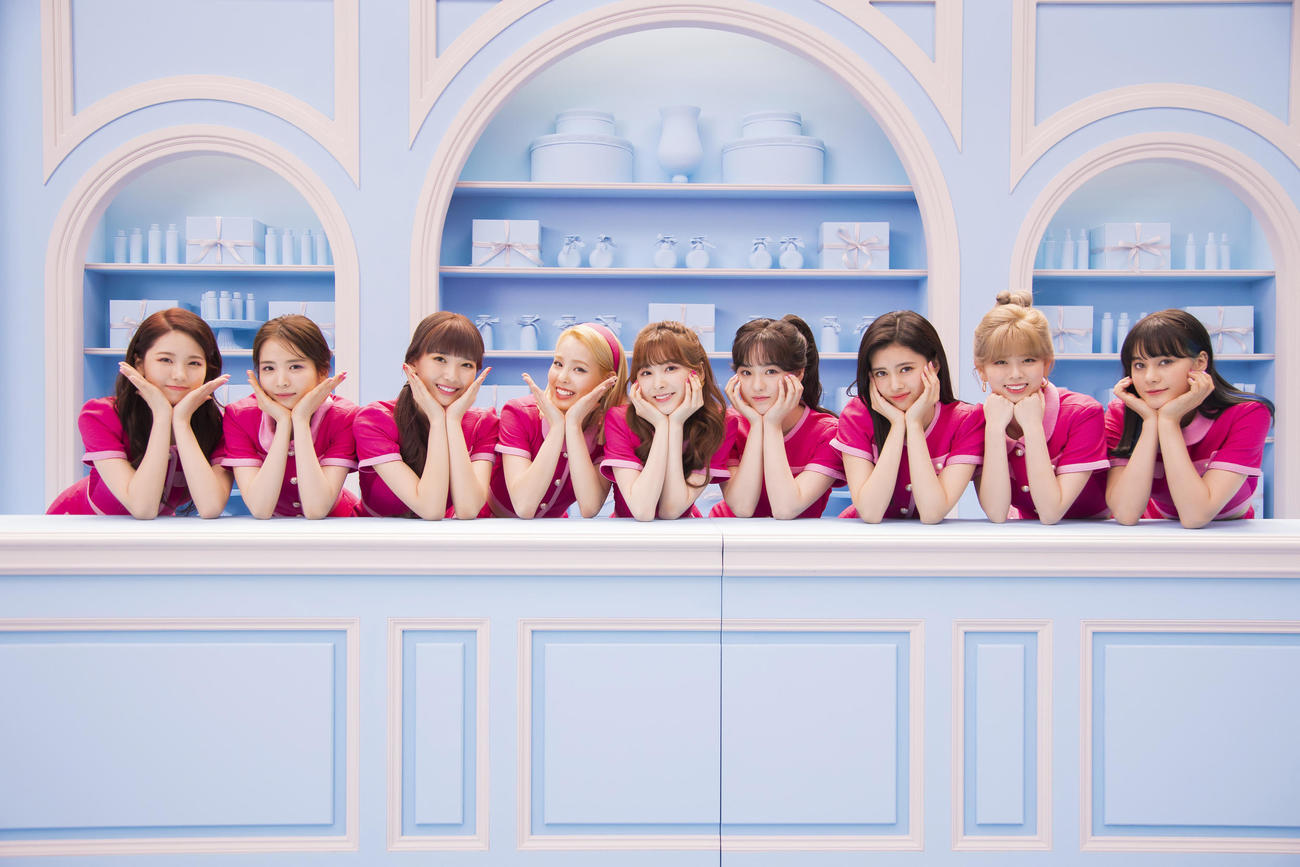 新CMに出演するNiziU。左からAYAKA、MAYA、MAYUKA、MAKO、MIIHI、RIO、RIMA、RIKU、NINA