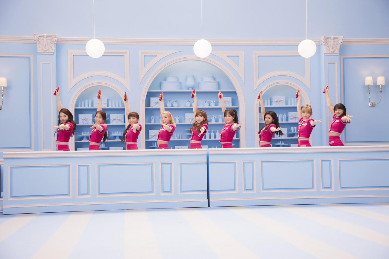 新CMに出演するNiziU。左からAYAKA、MAYA、MAYUKA、MAKO、MIIHI、RIO、RIMA、RIKU、NINA