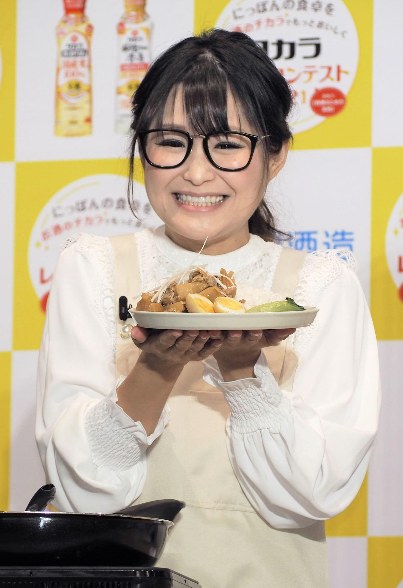 完成したルーローハンを手に笑顔のギャル曽根（共同）