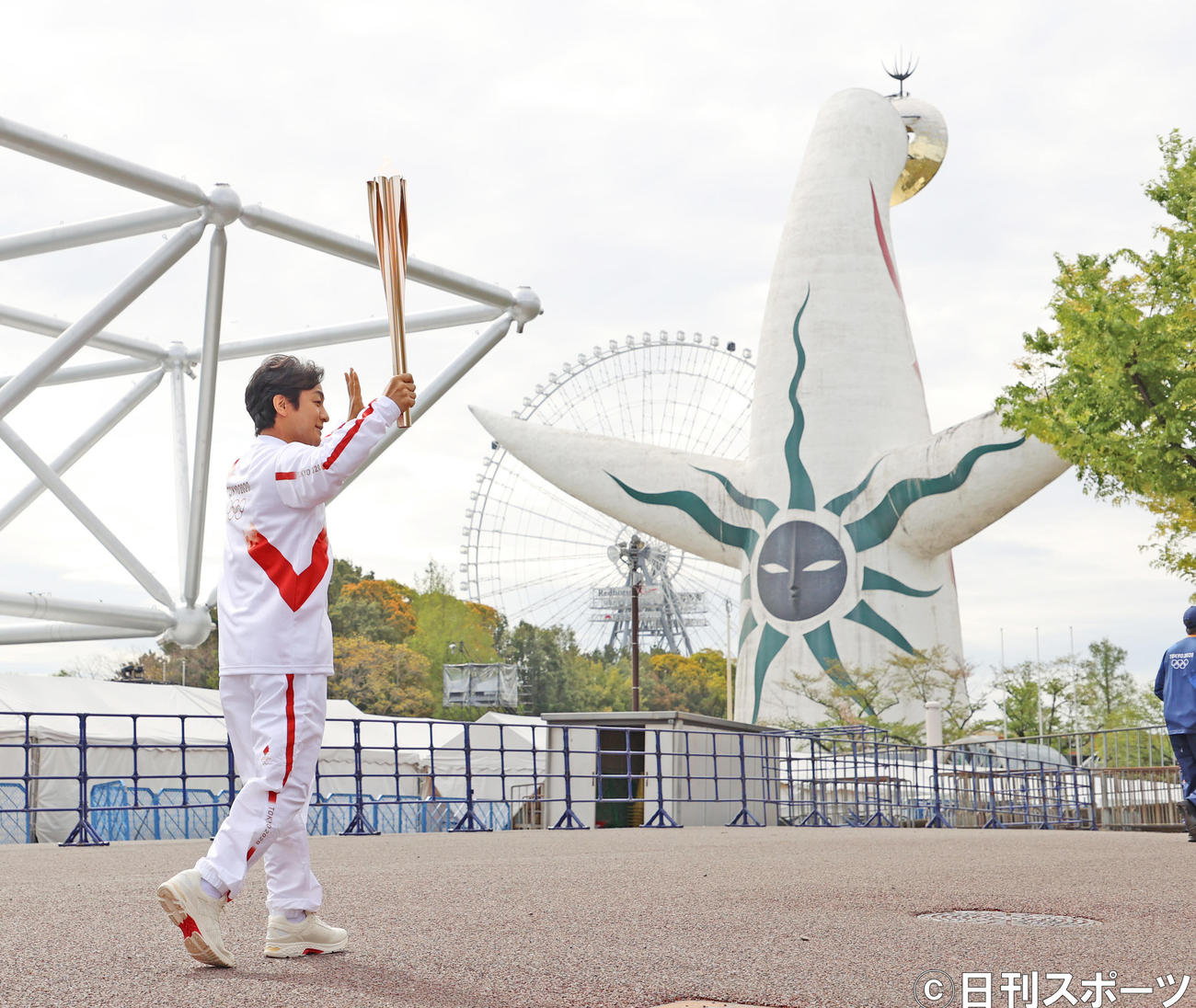 大阪・万博記念公園で聖火リレーを行う片岡愛之助（撮影・清水貴仁）