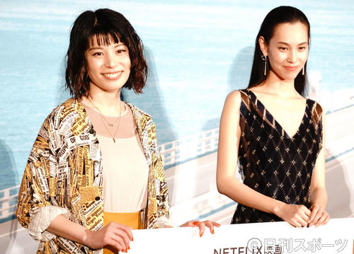Netflix映画「彼女」の配信直前イベントに出席したさとうほなみ（左）と水原希子（撮影・佐藤成）