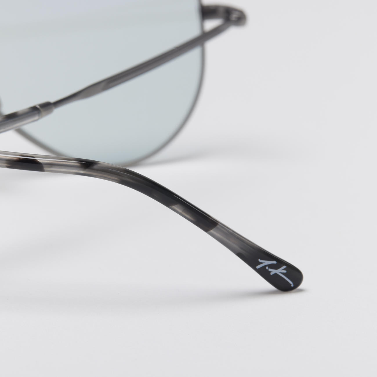 木村拓哉手書きのイニシャルが入ったRAY－BAN（レイバン）のコラボレーション限定モデル「RAY－BAN X TAKUYA KIMURA」