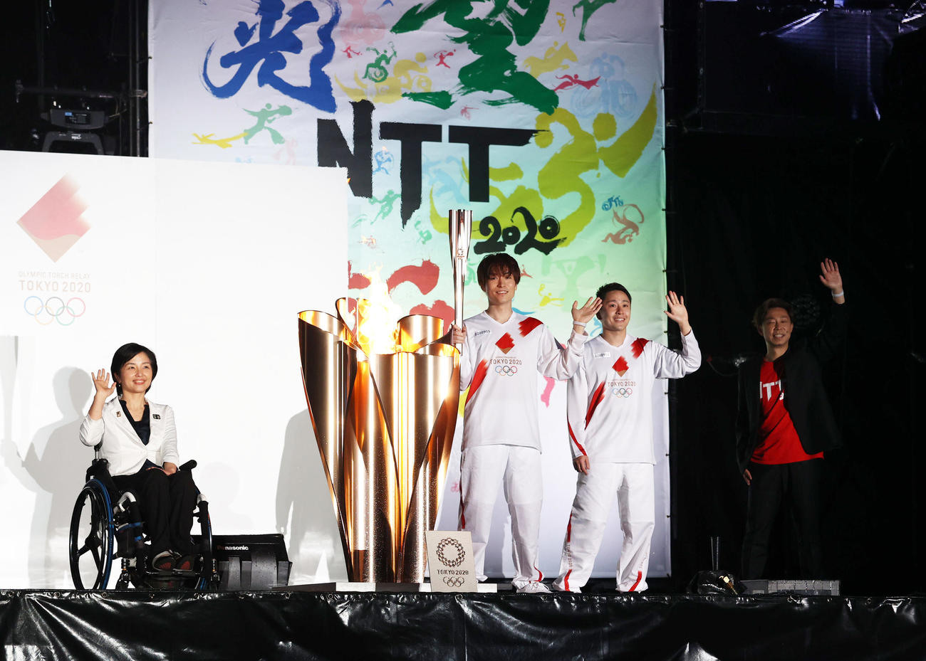 聖火リレーセレブレーションで手を振るステージ登場者たち、左から田口亜希聖火リレーアンバサダー、EXILEのTETSUYA、太田雄貴氏、USA（撮影・清水貴仁）