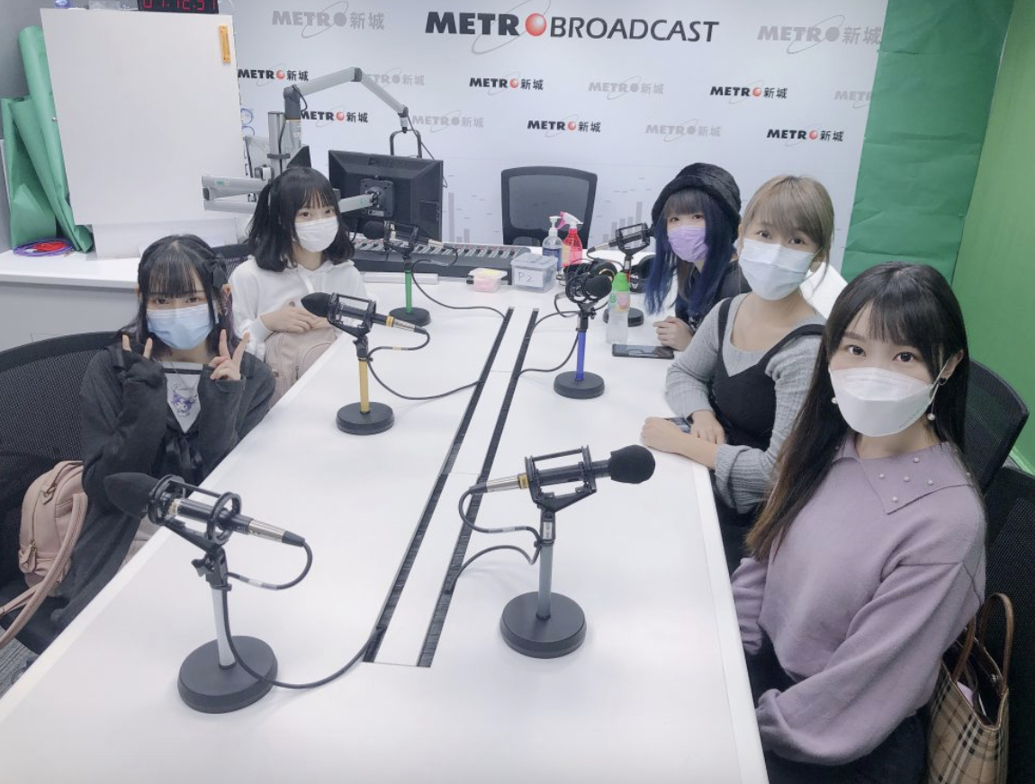 半年ぶりの有観客ライブが決定して、地元のラジオ番組に出演してPRするスウィートクライシスのメンバーたち