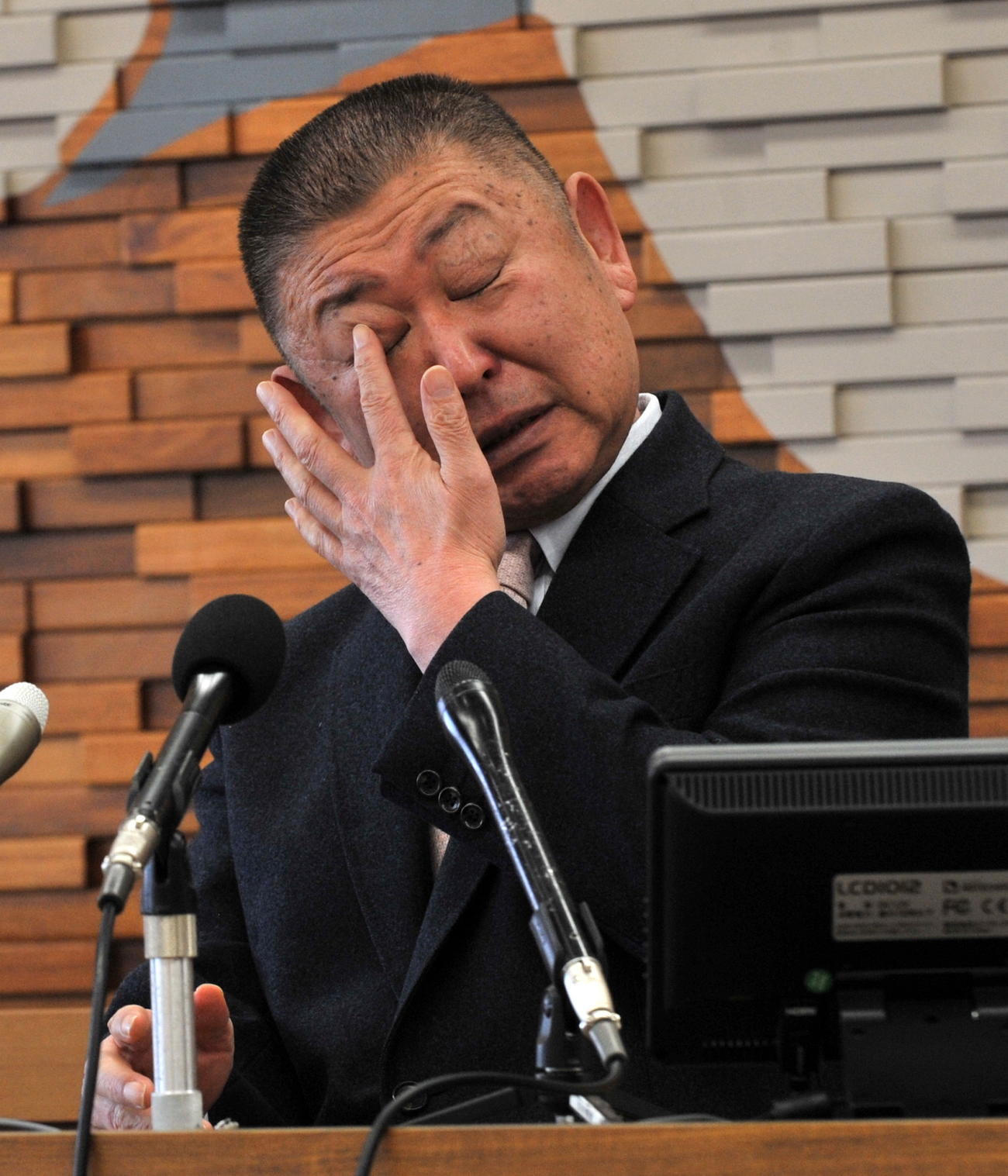 12日、東北福祉大ゴルフ部の阿部監督は優勝した松山から表彰式直後に電話があったことを明かして涙ぐむ