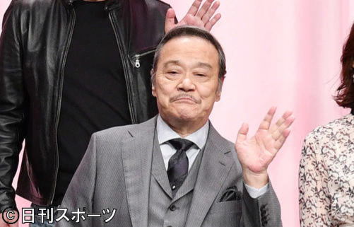 舞台あいさつで記念撮影する西田敏行（撮影・滝沢徹郎）