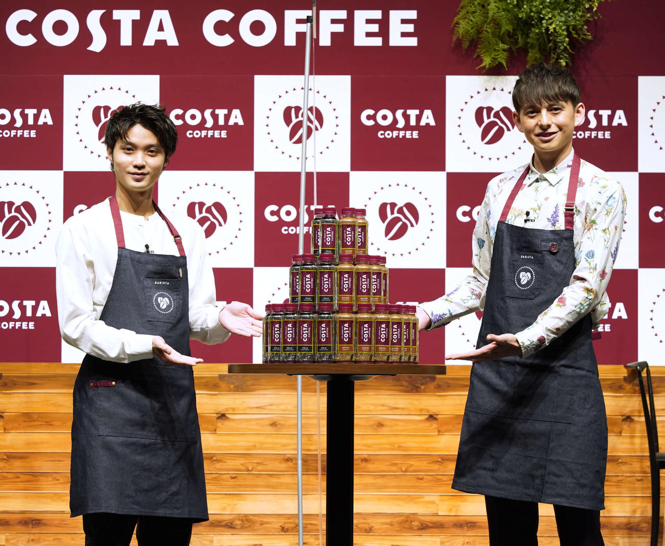 新商品の発売イベントに出席した磯村勇斗（左）とハリー杉山