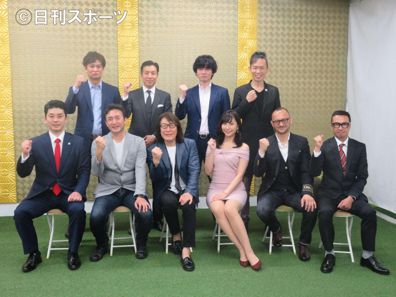 「オーナーズ11プレゼンツ『ALICE矢沢透の飲食応援団！～美味しいものを食べに行こう』」制作発表会見に出席した矢沢透（前列左から3人目）、緑川ちひろ（前列左から4人目）とオーナズ11のメンバーたち