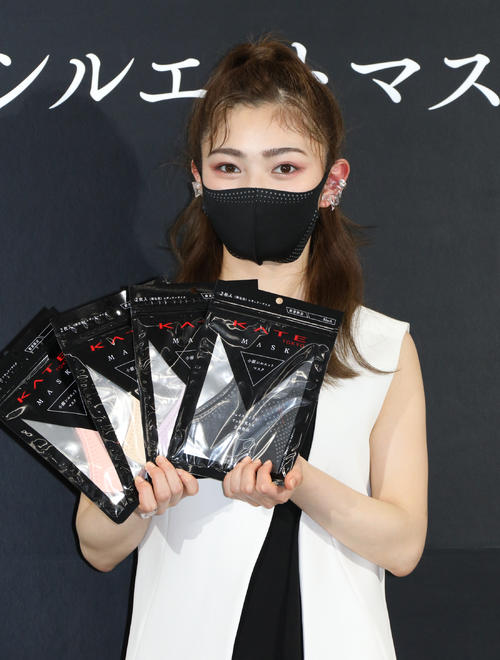 太眉卒業の井上咲楽 大興奮 小顔マスク 下眉メークで大人に変身 芸能写真ニュース 日刊スポーツ