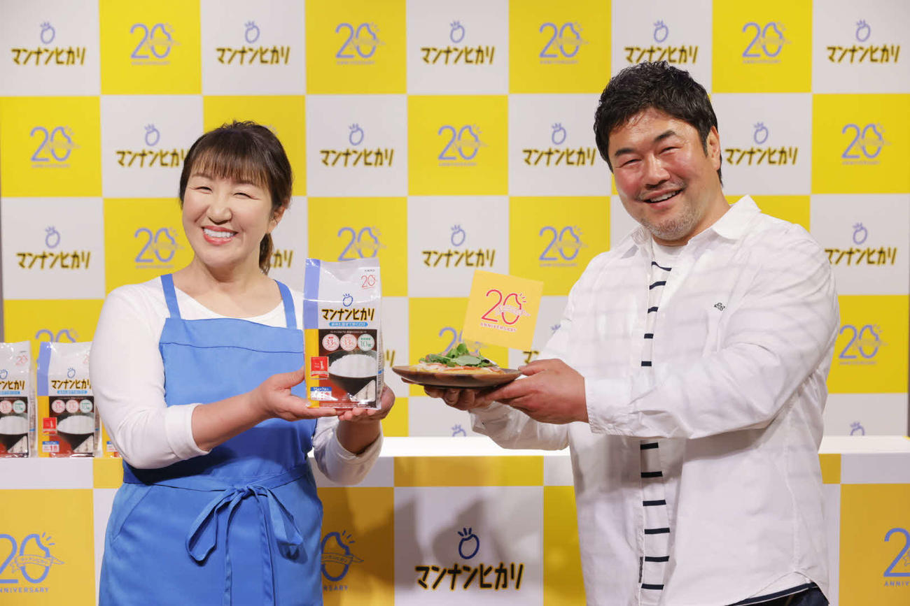 オンラインで行われた、「大塚食品　マンナンヒカリ　20周年　記者発表会」に、登壇した北斗晶（左）と佐々木健介