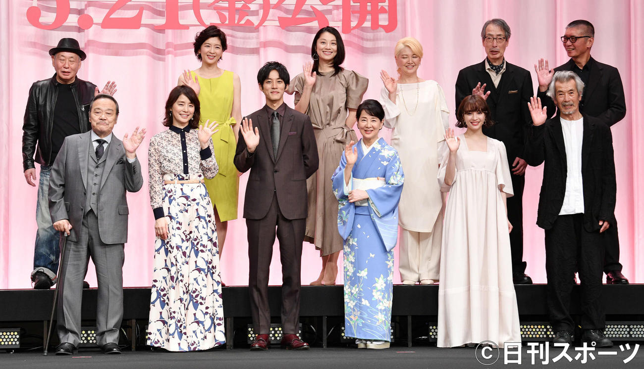 舞台あいさつで記念撮影する、前列左から西田敏行、石田ゆり子、松坂桃李、吉永小百合、広瀬すず、田中泯。後列左から泉谷しげる、中山忍、小池栄子、南野陽子、みなみらんぼう、成島出監督（撮影・滝沢徹郎）
