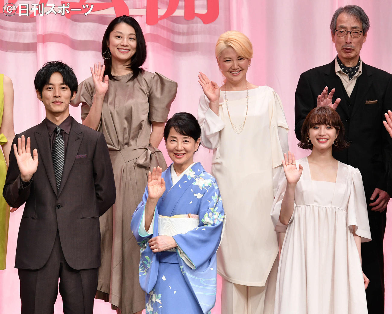 記念撮影する、前列左から松坂桃李、吉永小百合、広瀬すず。後列左から小池栄子、南野陽子、みなみらんぼう（撮影・滝沢徹郎）
