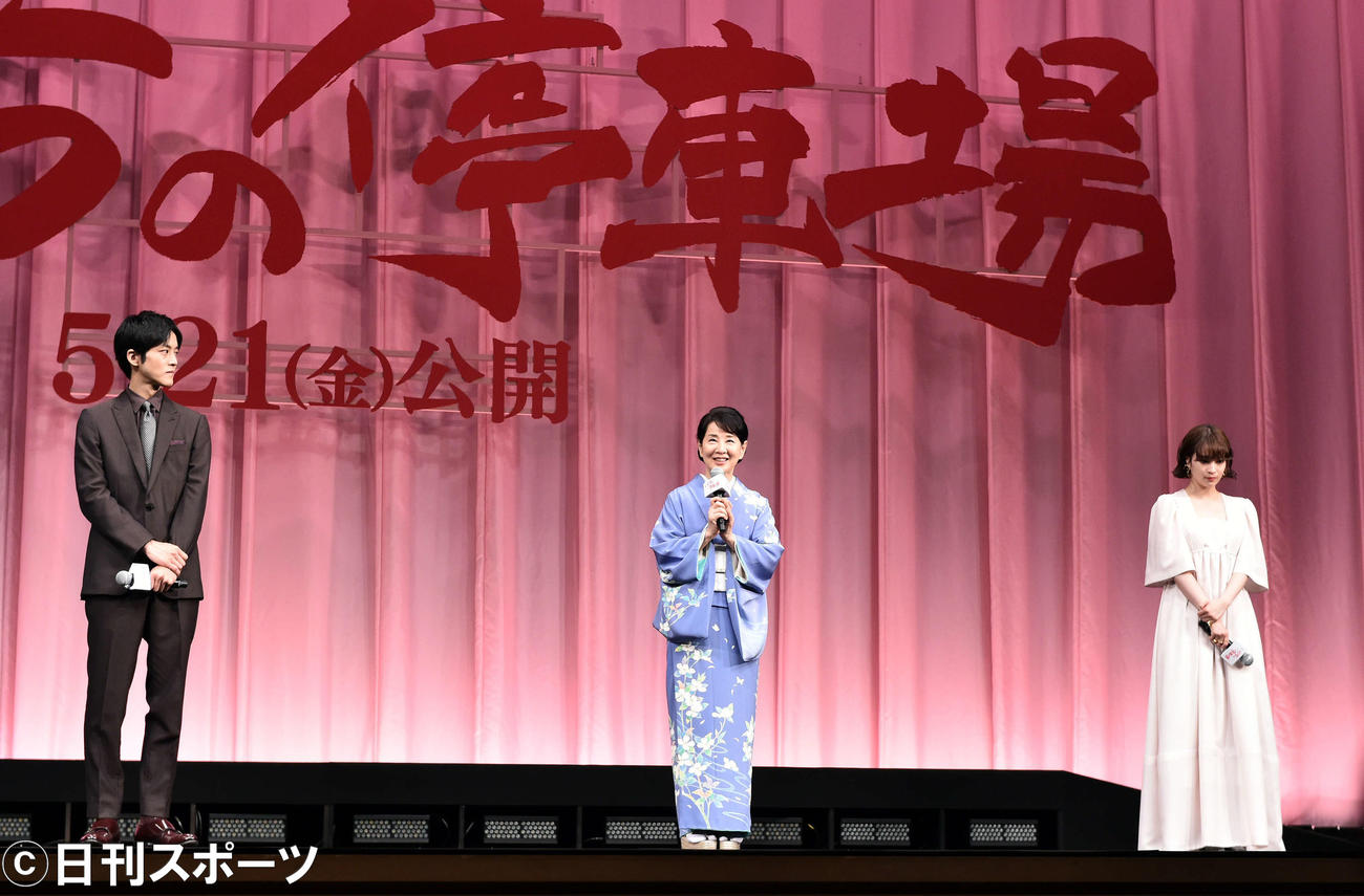 舞台あいさつする吉永小百合（中央）。左は松坂桃李。右は広瀬すず（撮影・滝沢徹郎）