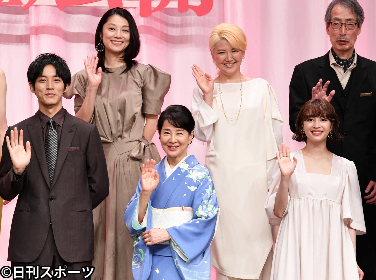 記念撮影する、前列左から松坂桃李、吉永小百合、広瀬すず。後列左から小池栄子、南野陽子、みなみらんぼう（撮影・滝沢徹郎）
