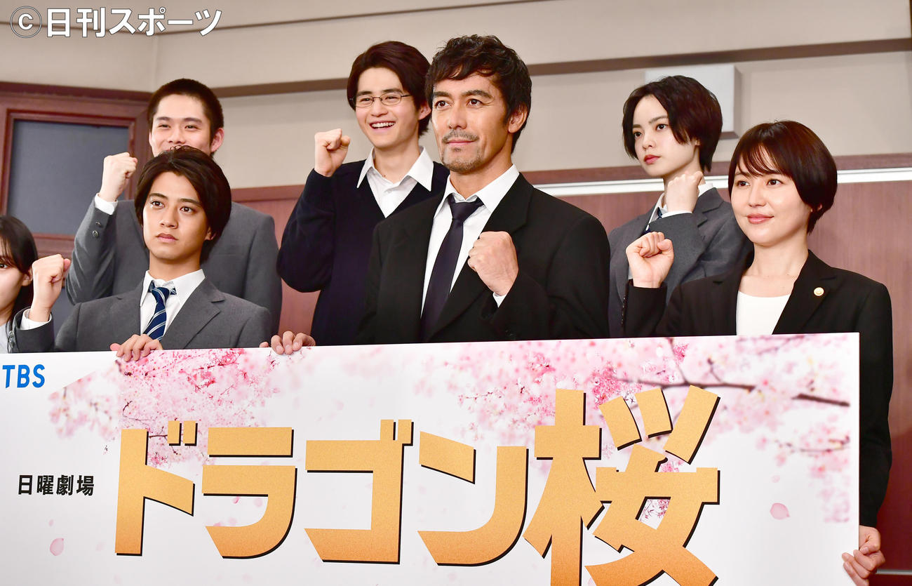 TBS系日曜劇場「ドラゴン桜」制作発表の記念撮影に臨む、前列左から高橋海人、阿部寛、長澤まさみ、後列左から細田佳央太、鈴鹿央士、平手友梨奈（撮影・小沢裕）