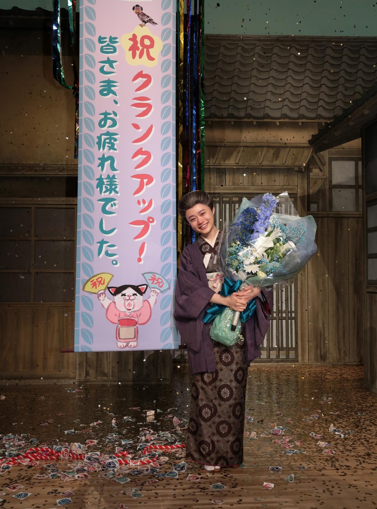 ヒロインを務めた「おちょやん」のクランクアップで花束を手にする杉咲花