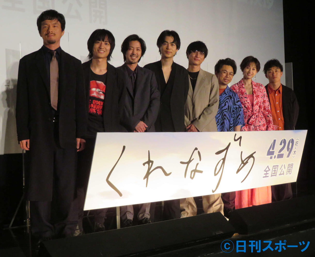 映画「くれなずめ」完成披露舞台あいさつに登壇した、左から目次立樹、藤原季節、若葉竜也、成田凌、高良健吾、浜野謙太、前田敦子、松居大悟監督（撮影・村上幸将）