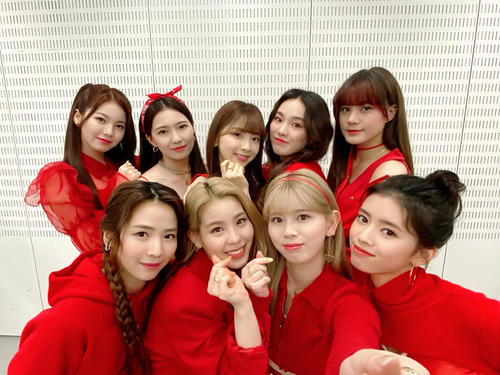 NiziUの、前列左からMAYA、MAKO、RIKU、RIMA、後列左からAYAKA、MAYUKA、MIIHI、RIO、NINA