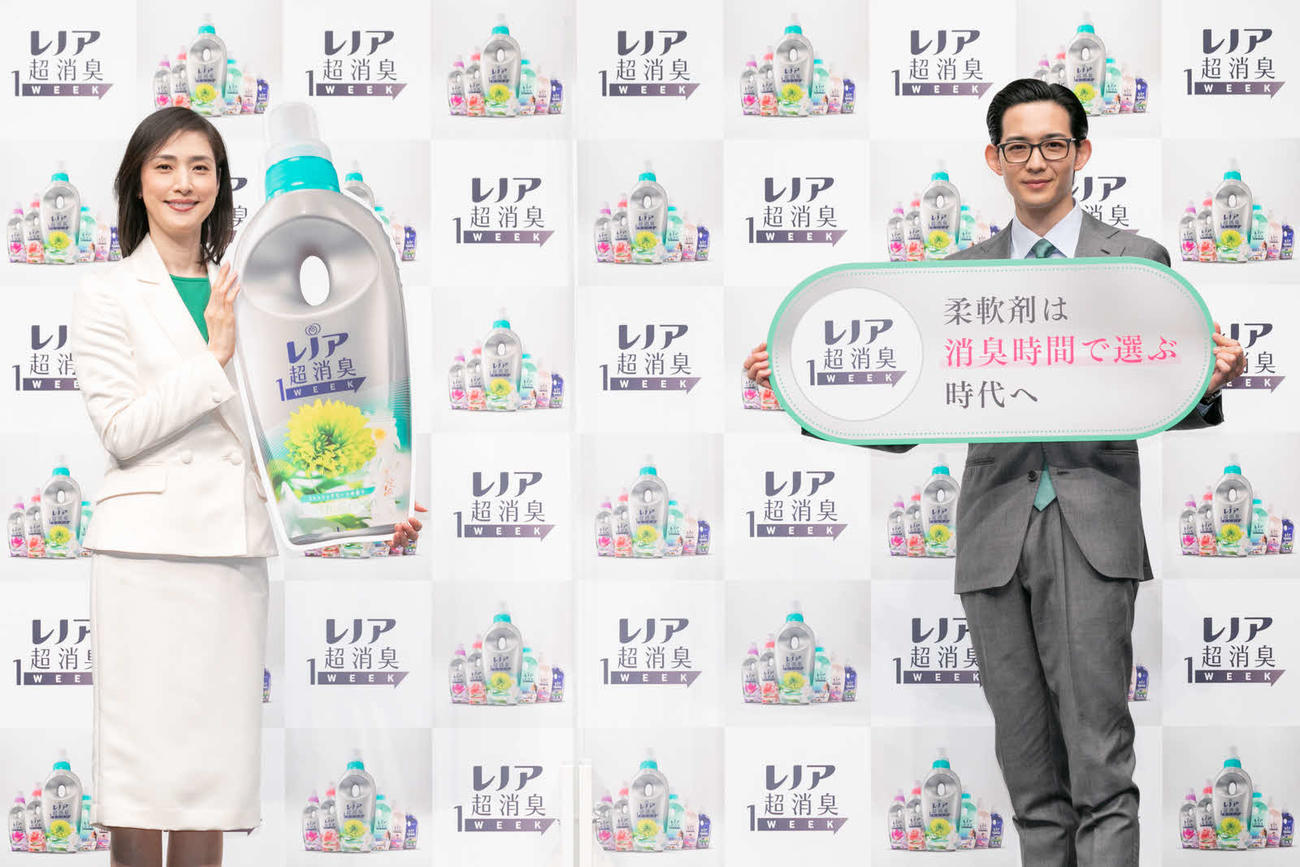 新製品＆新CM発表会に登壇した天海祐希（左）と竜星涼