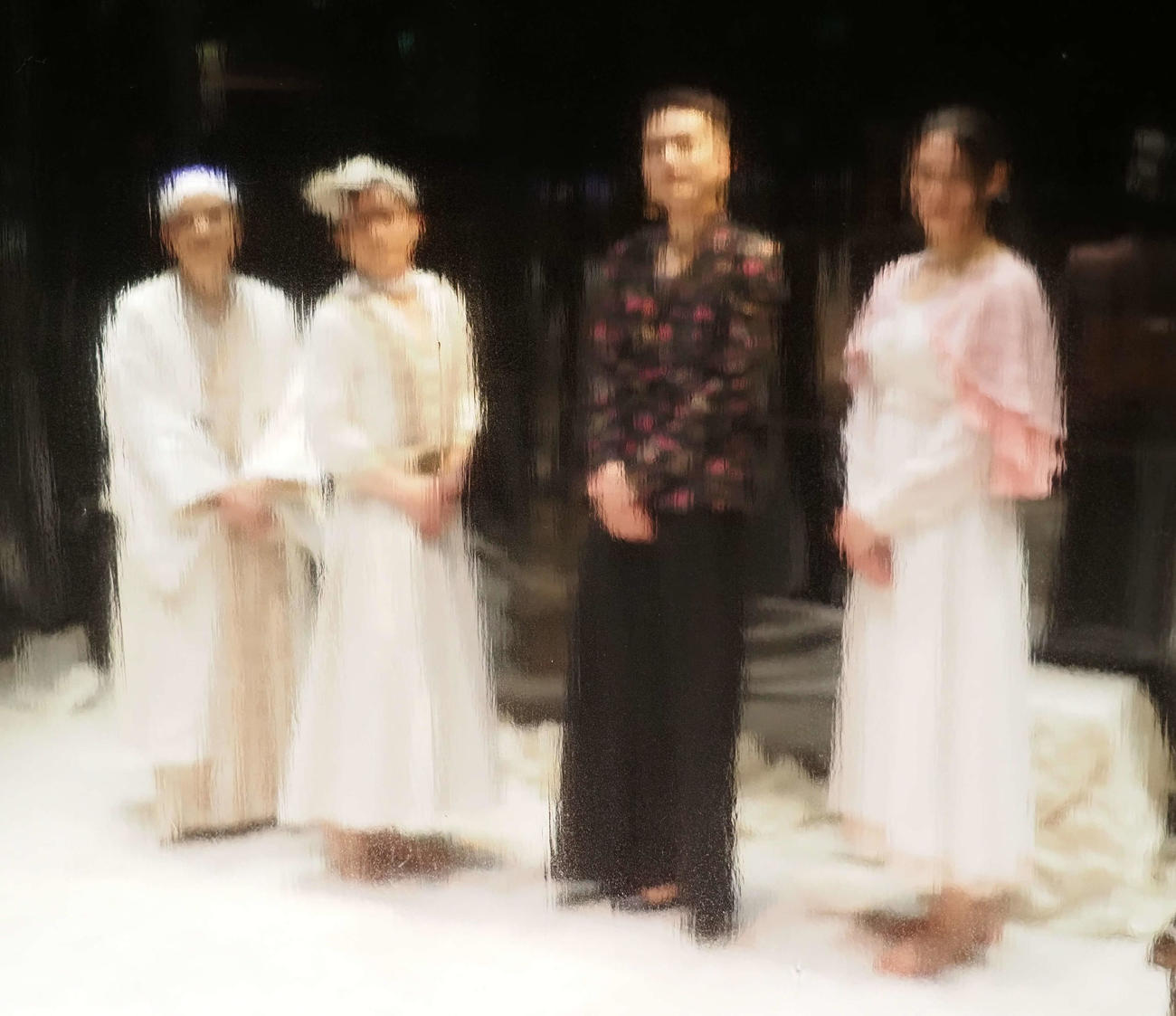 感染対策としてビニールカーテン越しに取材会を行った、左から大高洋夫、佐藤アツヒロ、伊藤裕一、伊勢大貴