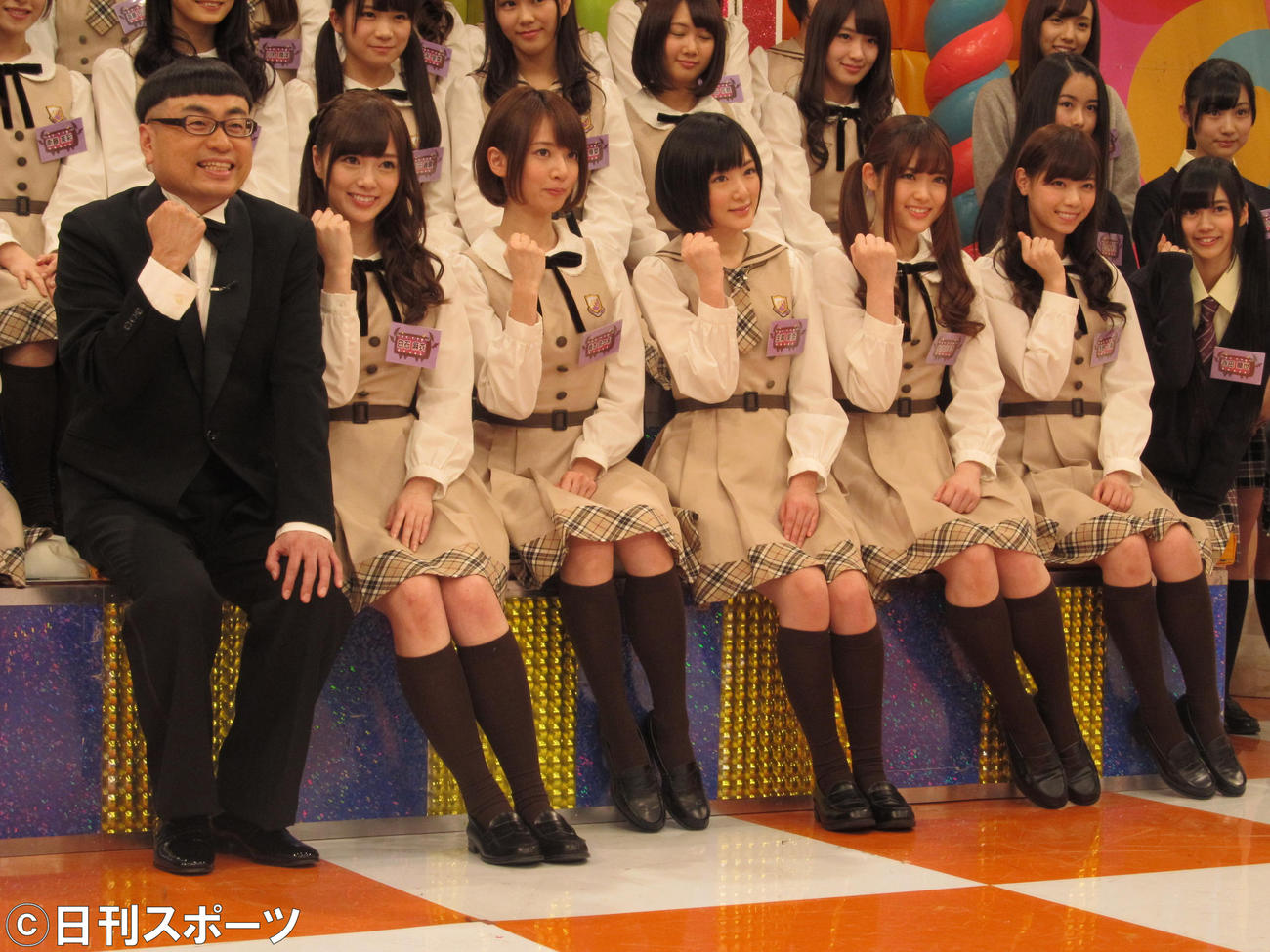 「NOGIBINGO！2」の初回収録に臨んだ乃木坂46のメンバーとイジリー岡田。前列左から5人目が松村沙友理