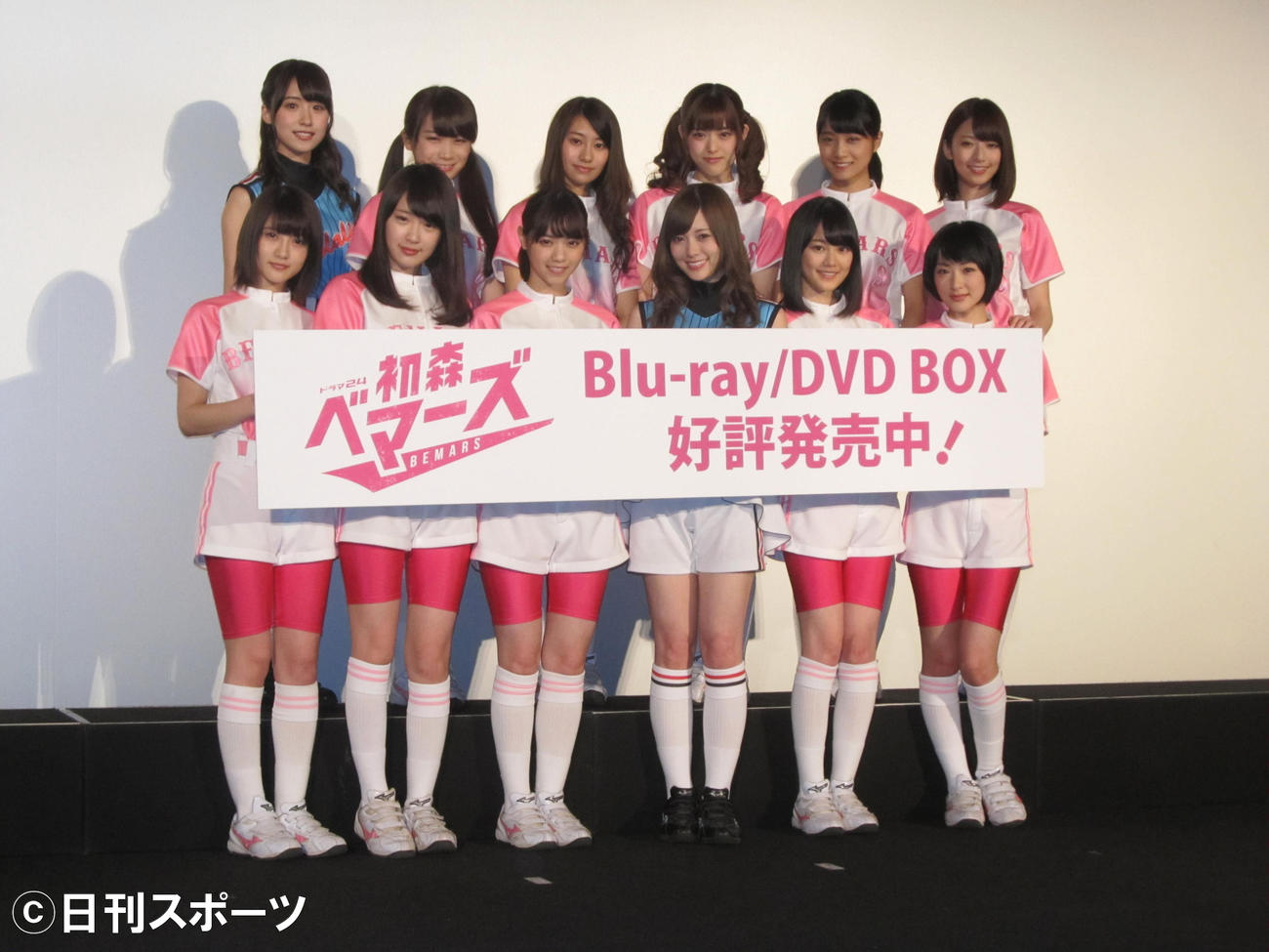 16年3月、ユニホーム姿で登場した乃木坂46。後列左から4人目が松村沙友理