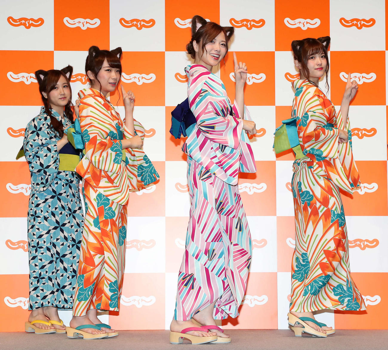 浴衣姿で「じゃらん」の新CM「乃木夏ダンス」を披露する乃木坂46の、左から星野みなみ、秋元真夏、白石麻衣、松村沙友理（2017年6月28日撮影）