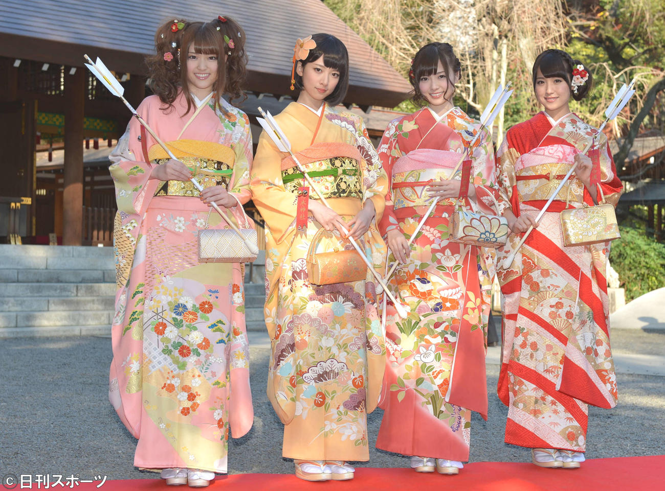 成人式を迎え艶やかな着物姿を披露した乃木坂46の、左から松村沙友理、橋本奈々未、白石麻衣、衛藤美彩（13年1月13日）