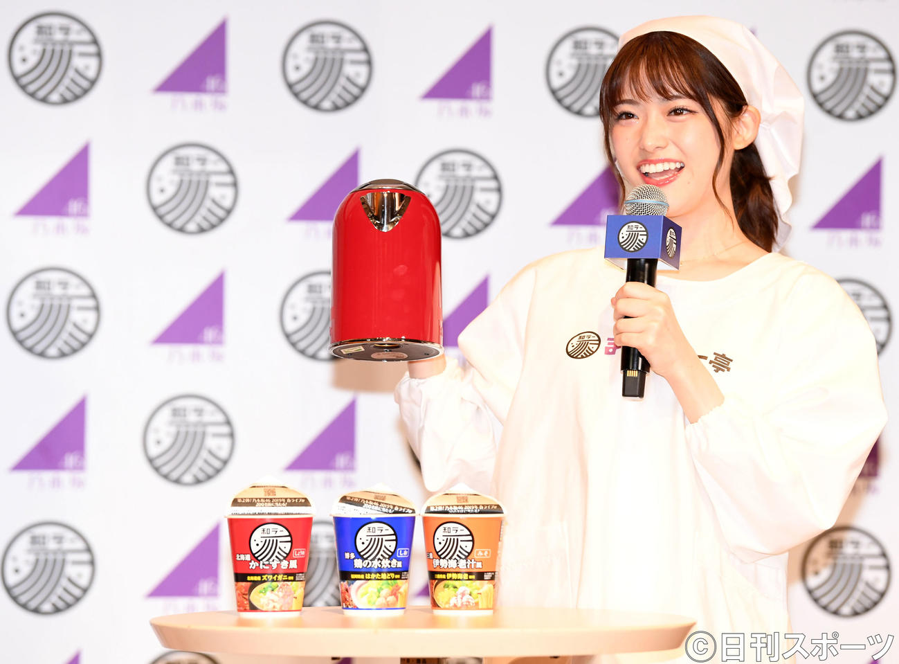 まつむラー亭の店主に扮し和ラーにお湯を注ぐ松村沙友理（2018年10月16日撮影）