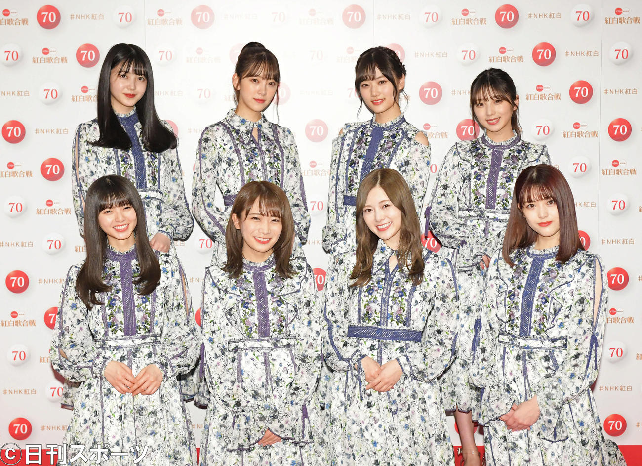 NHK紅白歌合戦のリハーサルを終え、笑顔で撮影に応じる乃木坂46。前列右端が松村（2019年12月29日撮影）