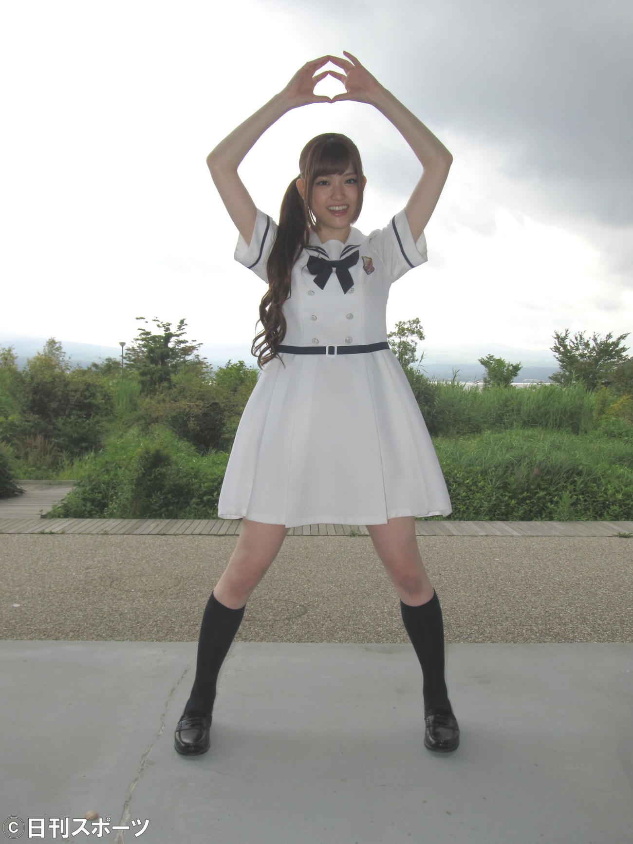 雲ですっぽり覆われた富士山をバックに「さゆりんご」ポーズを決める松村沙友理（2013年8月3日撮影）