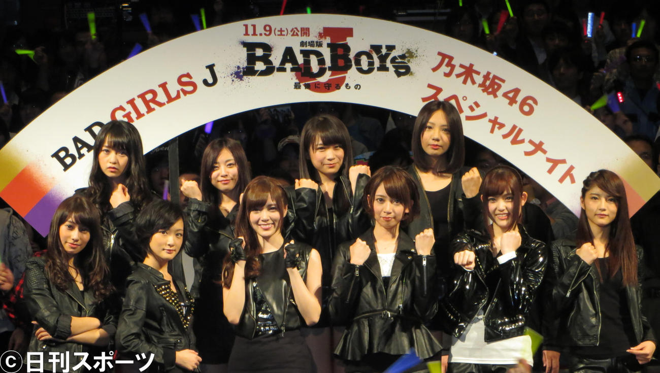 レディース姿でポーズを決める乃木坂46。前列左から5人目が松村沙友理（2013年10月30日撮影）