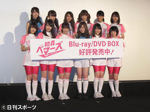 16年3月、ユニホーム姿で登場した乃木坂46。後列左から4人目が松村沙友理
