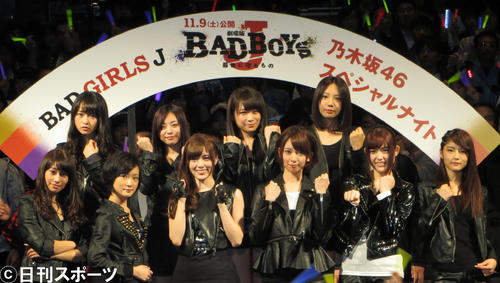 レディース姿でポーズを決める乃木坂46。前列左から5人目が松村沙友理（2013年10月30日撮影）