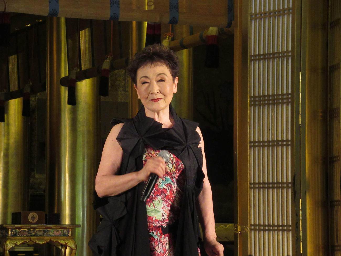 京都・西本願寺で歌唱する加藤登紀子（撮影・星名希実）