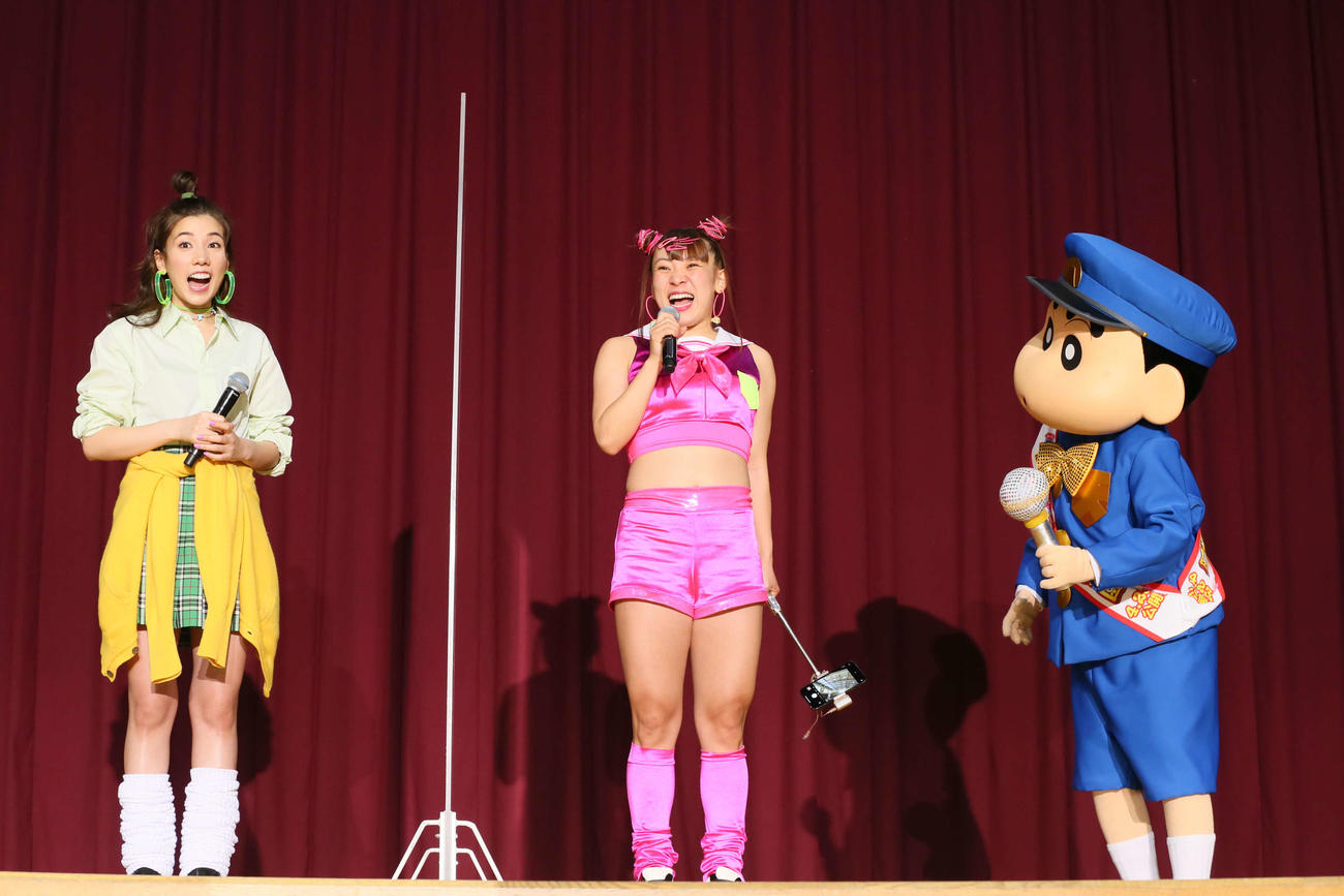 映画公開直前イベントで、小学生に特別授業をした、左から仲里依紗、フワちゃん、野原しんのすけ