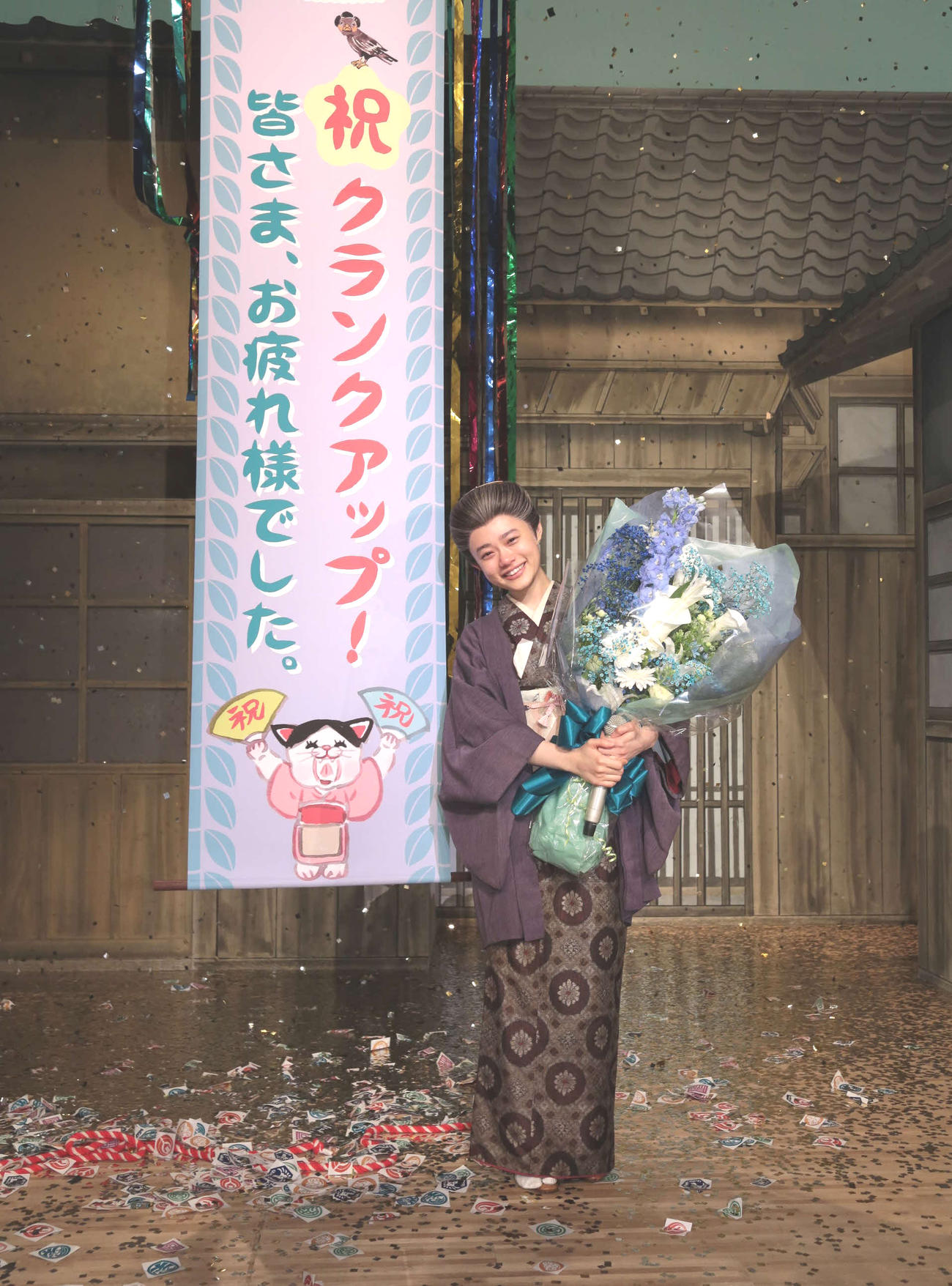 NHK連続テレビ小説「おちょやん」がクランクアップし、花束を持つ杉咲花