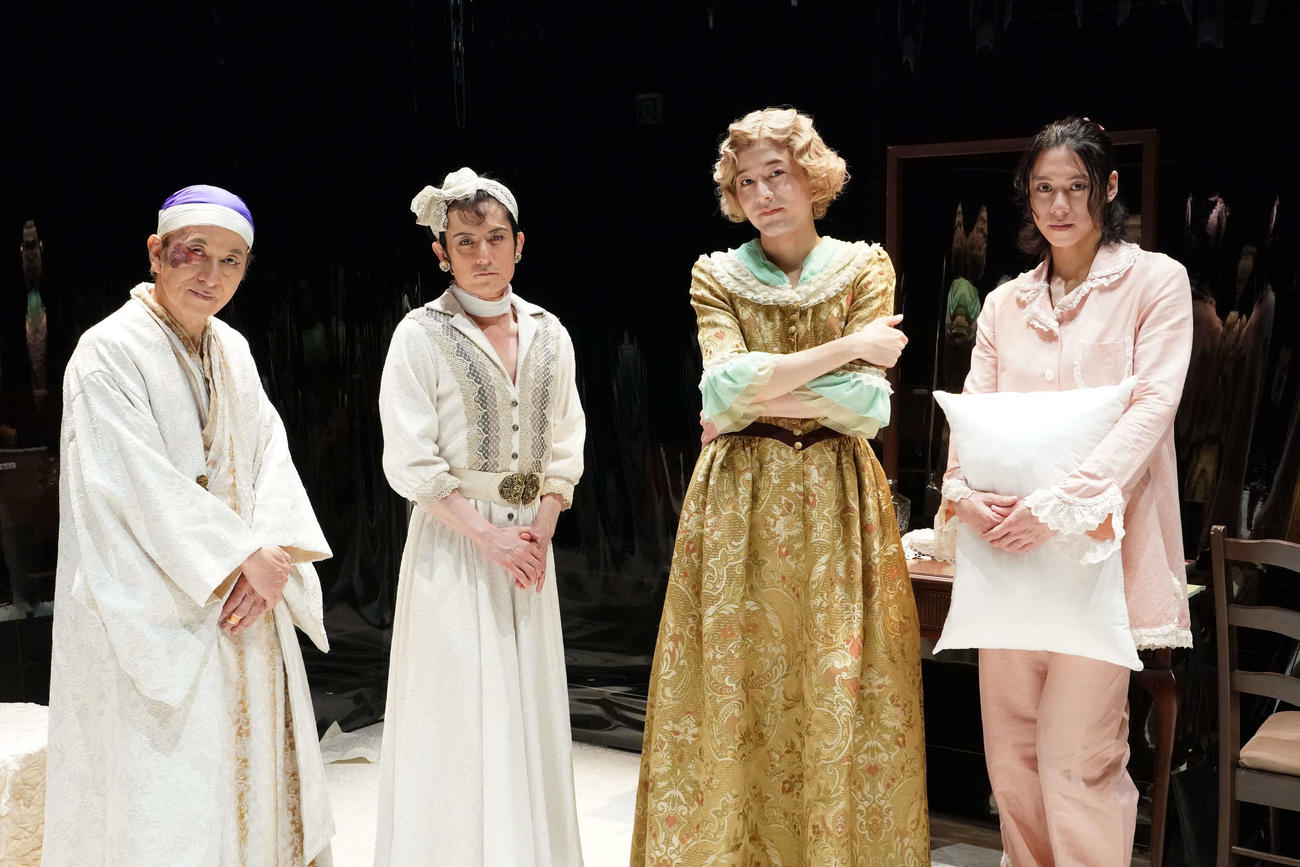 舞台の公開稽古を行った、左から大高洋夫、佐藤アツヒロ、伊藤裕一、伊勢大貴