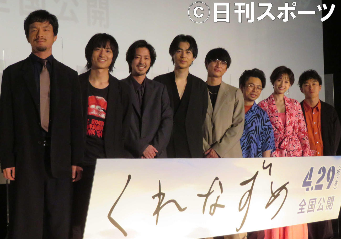 完成披露舞台あいさつに登壇した、成田凌（左から4人目）、前田敦子（同7人目）ら出演者（撮影・村上幸将）