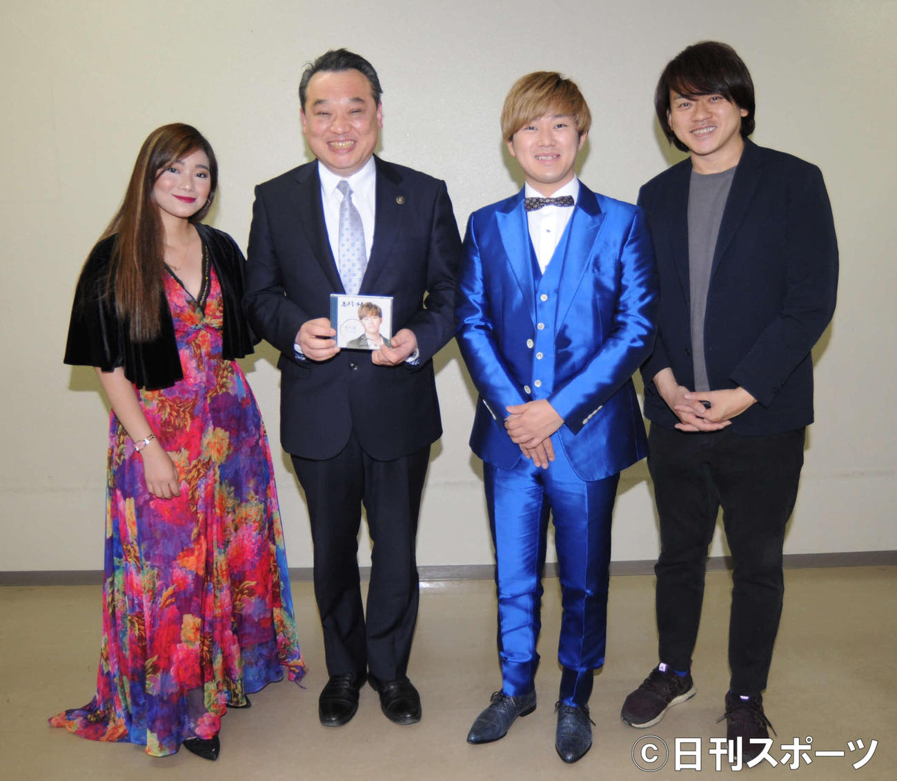 裾野市版「思い出の交差点」を発表した、左からカテリン、高村謙二裾野市長、太田克樹、近藤薫氏