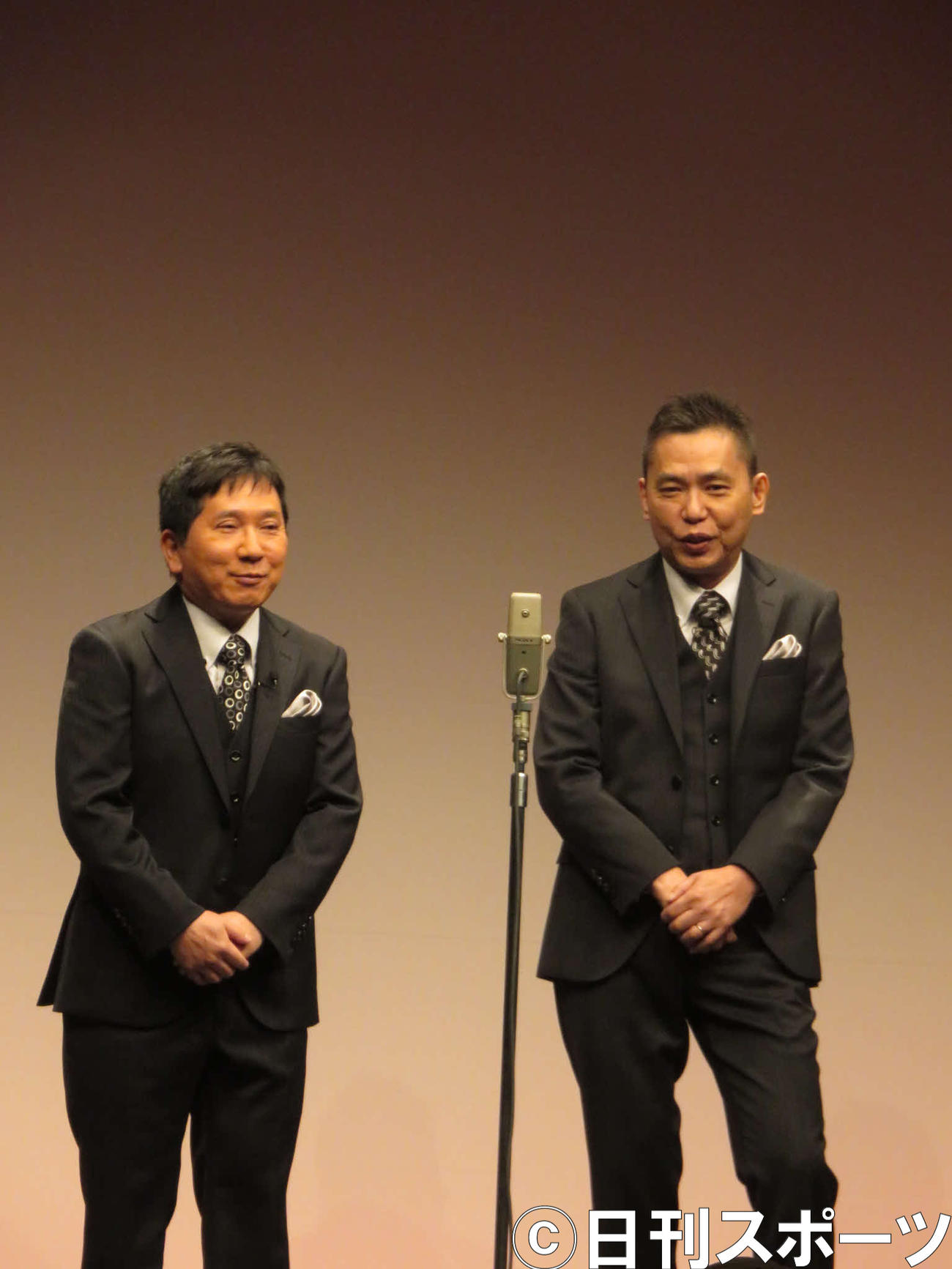 「タイタンライブ」の漫才で時事問題をきって笑わせた爆笑問題