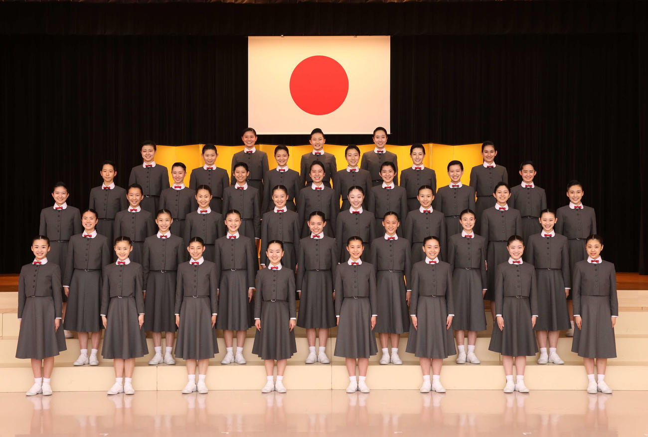 撮影時のみマスクを外して、記念撮影を行った宝塚音楽学校109期生40人