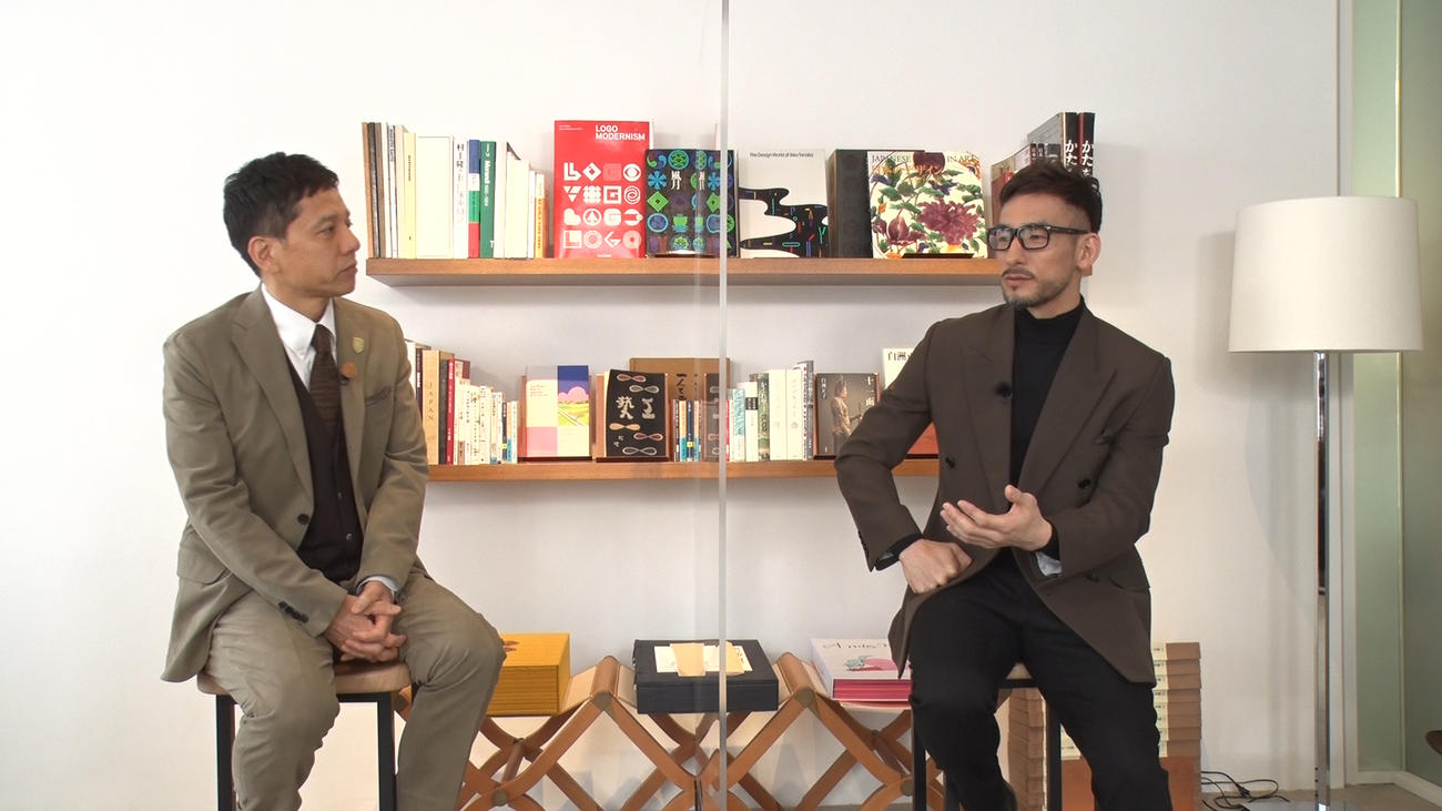 テレビ東京「FOOT×BRAIN」放送10周年特別企画で、MCの勝村政信（左）と対談する中田英寿氏