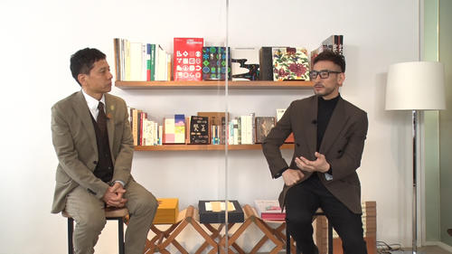 テレビ東京「FOOT×BRAIN」放送10周年特別企画で、MCの勝村政信（左）と対談する中田英寿氏