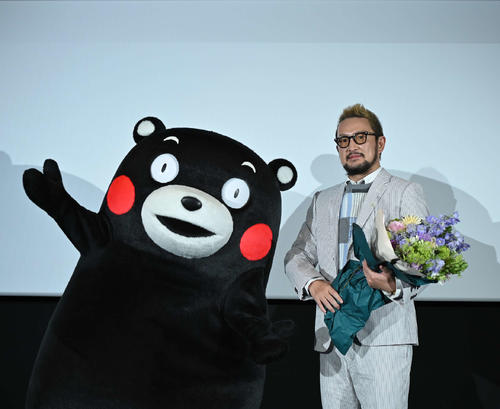 熊本ピカデリーの3面ライブスクリーン初披露の舞台あいさつに出席した中村獅童とくまモン