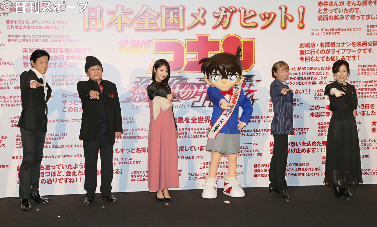 映画「名探偵コナン　緋色の弾丸」公開記念舞台あいさつでポーズを決める、左から小山力也、池田秀一、浜辺美波、コナン、高山みなみ、山崎和佳奈（撮影・丹羽敏通）