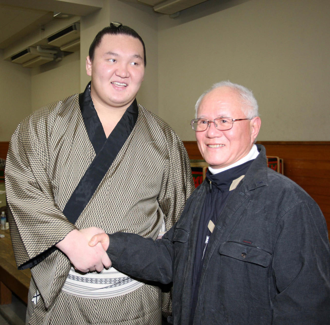 漫画家のちばてつや氏（右）と握手を交わす白鵬（09年1月23日撮影）