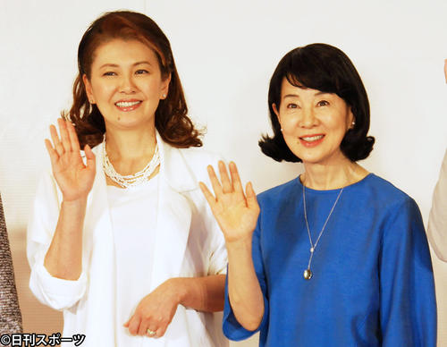 合同会見に出席した左から南野陽子、吉永小百合(撮影・松浦隆司)